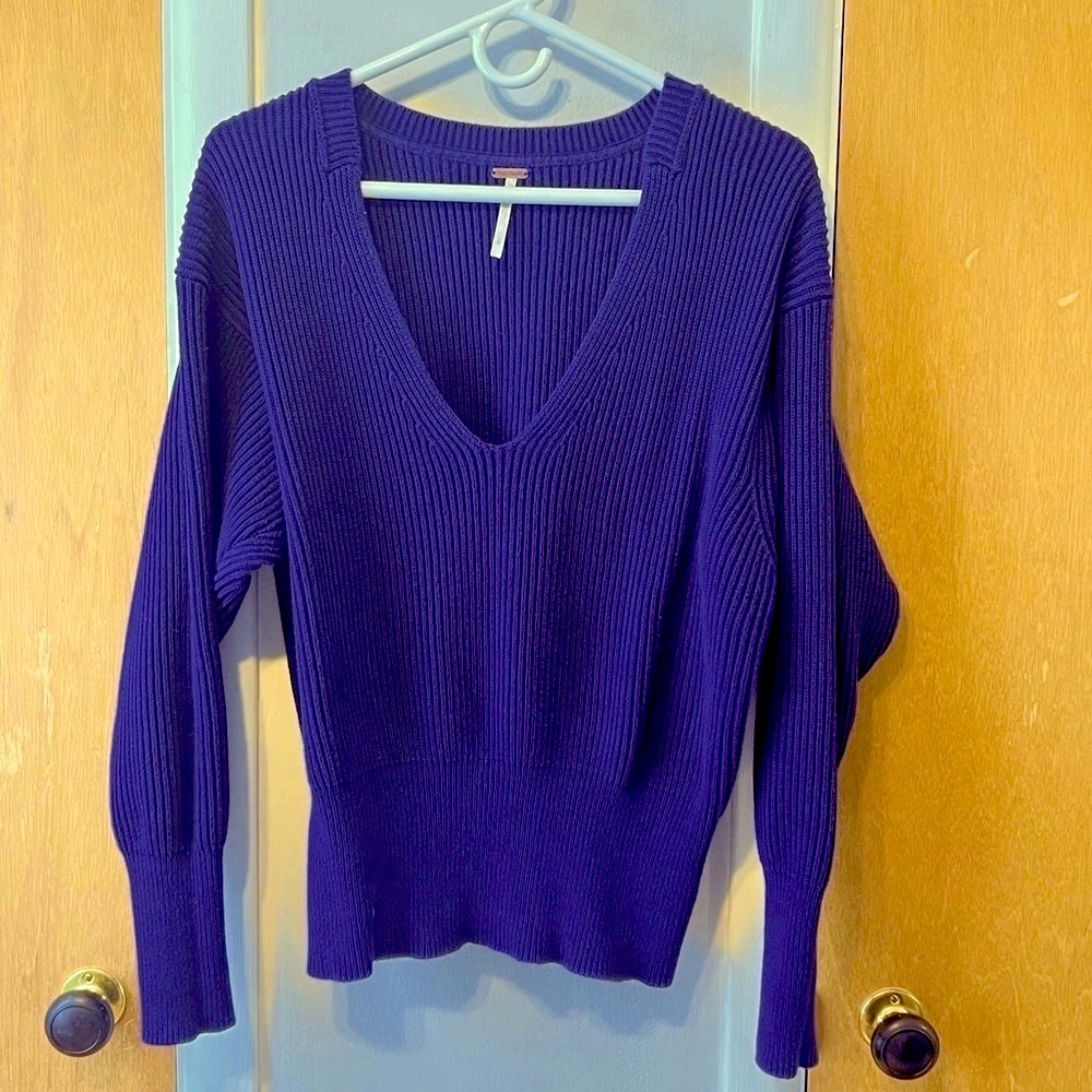 FREE PEOPLE,navy blue, cotton/wool sweater, DEEP neck, fitted sleeves and waist.